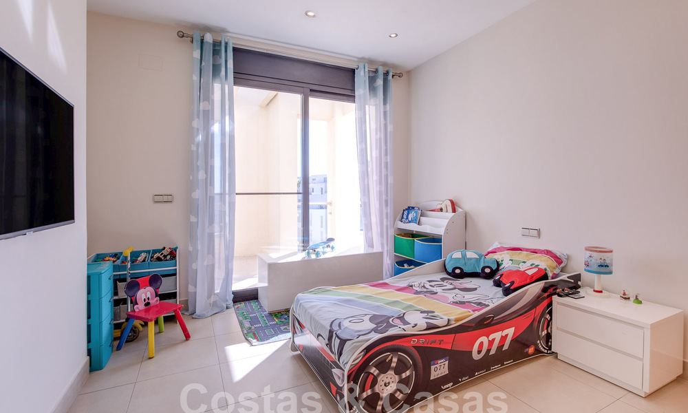 Modern penthouse op één niveau te koop met panoramisch zeezicht, in een luxueus complex van Los Monteros, Marbella 58289