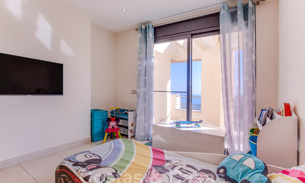Modern penthouse op één niveau te koop met panoramisch zeezicht, in een luxueus complex van Los Monteros, Marbella 58290