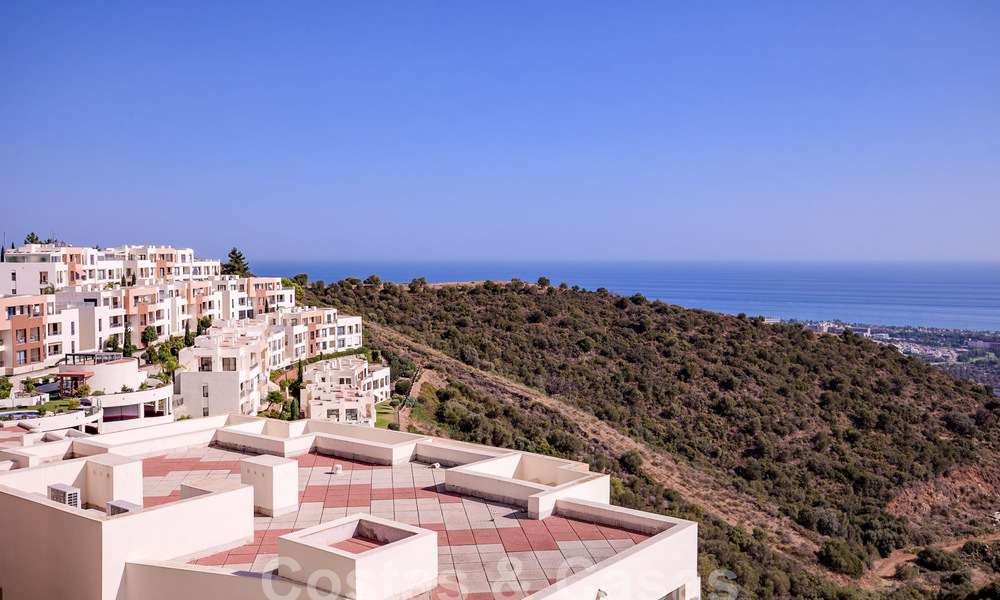 Modern penthouse op één niveau te koop met panoramisch zeezicht, in een luxueus complex van Los Monteros, Marbella 58293