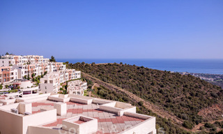Modern penthouse op één niveau te koop met panoramisch zeezicht, in een luxueus complex van Los Monteros, Marbella 58293 