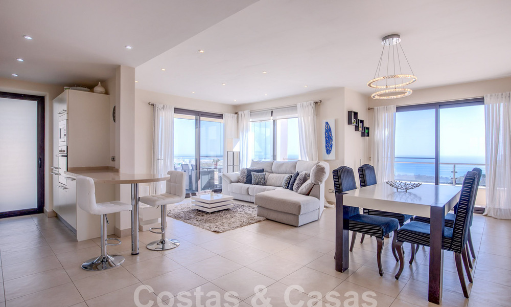 Modern penthouse op één niveau te koop met panoramisch zeezicht, in een luxueus complex van Los Monteros, Marbella 58295