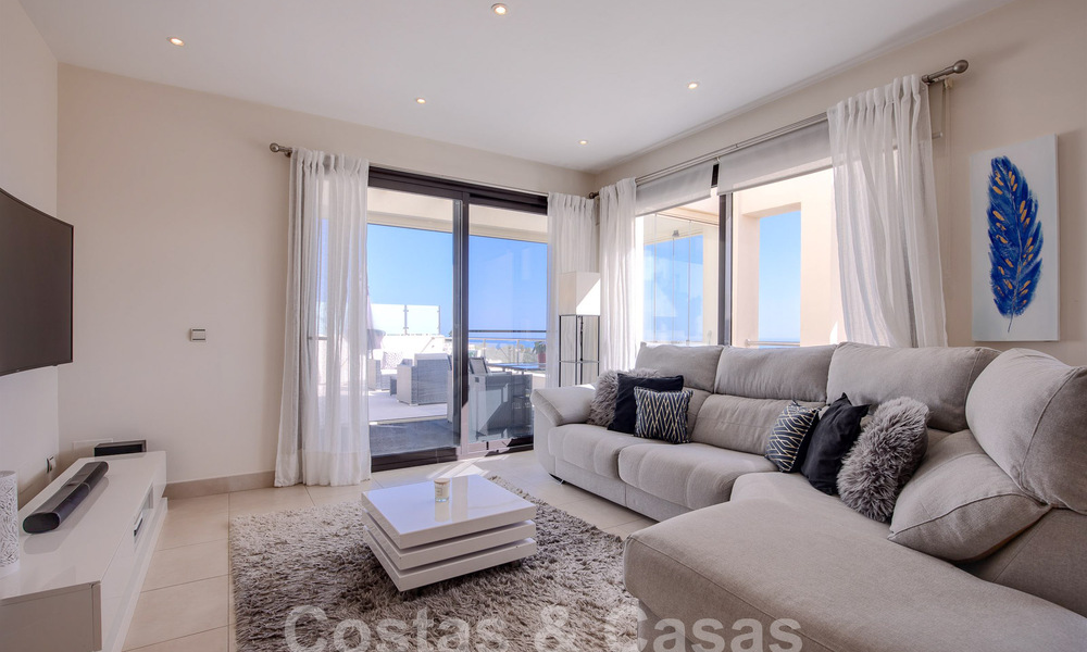 Modern penthouse op één niveau te koop met panoramisch zeezicht, in een luxueus complex van Los Monteros, Marbella 58299