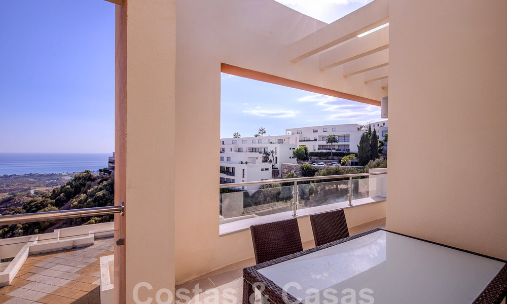Modern penthouse op één niveau te koop met panoramisch zeezicht, in een luxueus complex van Los Monteros, Marbella 58300