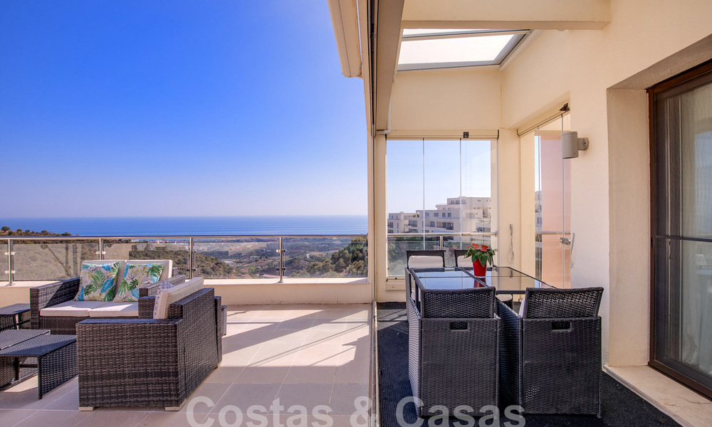 Modern penthouse op één niveau te koop met panoramisch zeezicht, in een luxueus complex van Los Monteros, Marbella 58301