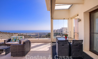 Modern penthouse op één niveau te koop met panoramisch zeezicht, in een luxueus complex van Los Monteros, Marbella 58301 