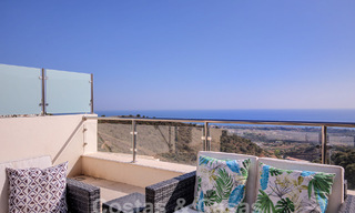 Modern penthouse op één niveau te koop met panoramisch zeezicht, in een luxueus complex van Los Monteros, Marbella 58302 