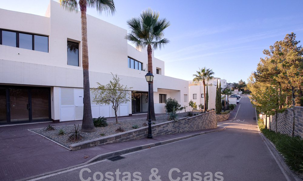 Modern penthouse op één niveau te koop met panoramisch zeezicht, in een luxueus complex van Los Monteros, Marbella 58304