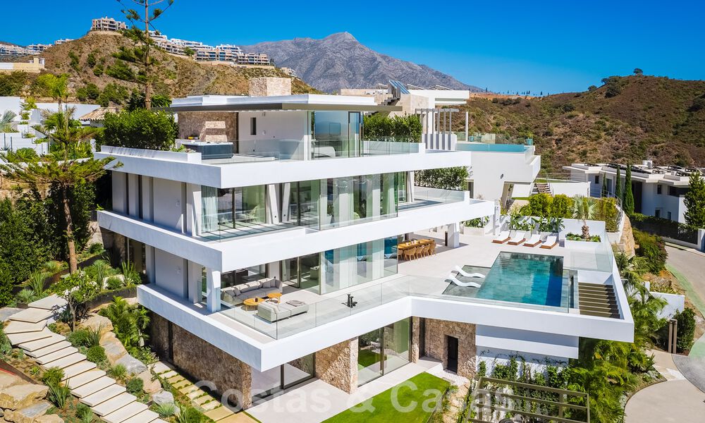 Luxueuze designervilla te koop in exclusief, gated frontlinie-golfcomplex met panoramisch uitzicht in La Quinta, Marbella - Benahavis 59074