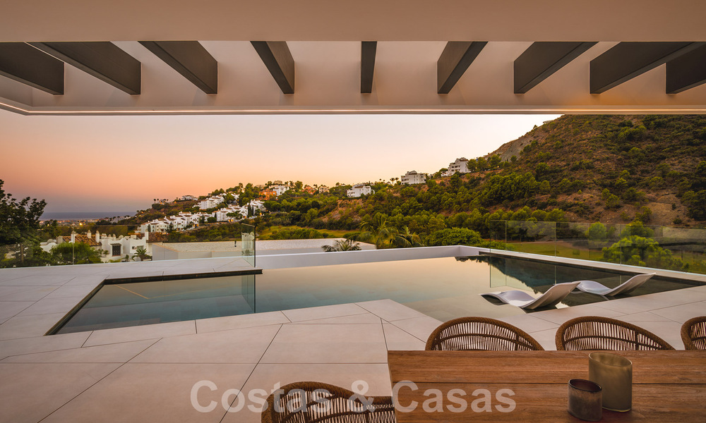 Luxueuze designervilla te koop in exclusief, gated frontlinie-golfcomplex met panoramisch uitzicht in La Quinta, Marbella - Benahavis 59076
