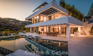 Luxueuze designervilla te koop in exclusief, gated frontlinie-golfcomplex met panoramisch uitzicht in La Quinta, Marbella - Benahavis 59099 