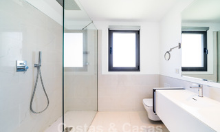 Modern design penthouse met ruime terrassen te koop op de New Golden Mile tussen Marbella en Estepona 58800 