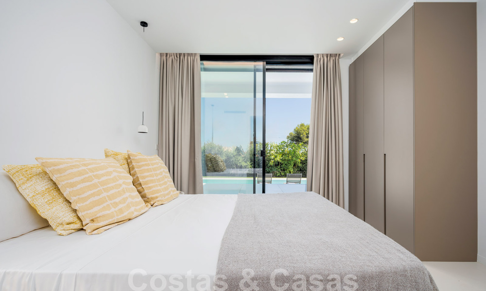 Modernistische luxevilla te koop op een steenworp van het strand en alle voorzieningen met zeezicht in San Pedro, Marbella 58621
