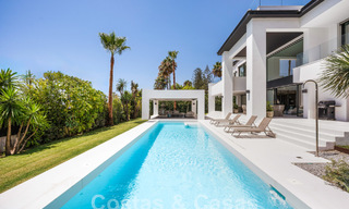 Modernistische luxevilla te koop op een steenworp van het strand en alle voorzieningen met zeezicht in San Pedro, Marbella 58684 