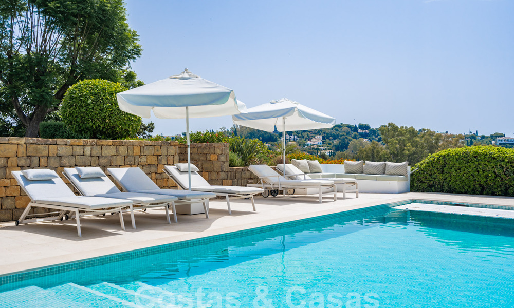Andalusische luxevilla met een tijdloze charme te koop op eerstelijns golf in Benahavis - Marbella 58868