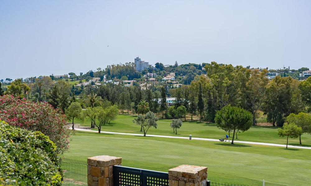 Andalusische luxevilla met een tijdloze charme te koop op eerstelijns golf in Benahavis - Marbella 58869
