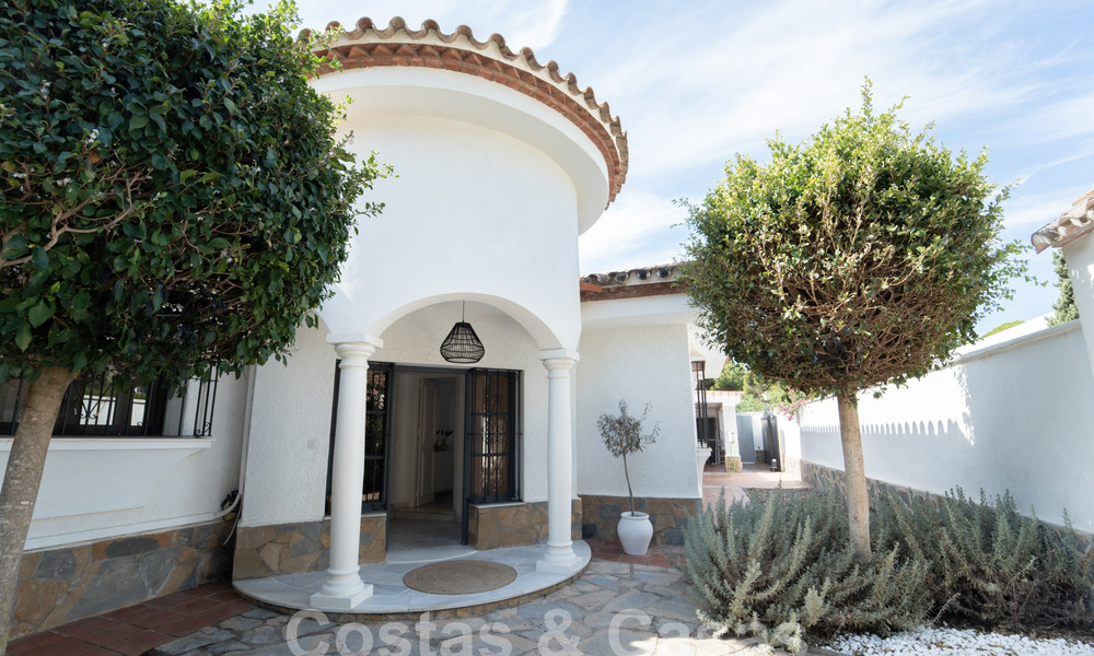 Traditionele gelijkvloerse villa te koop, beachside op de New Golden Mile, Marbella - Estepona 58873