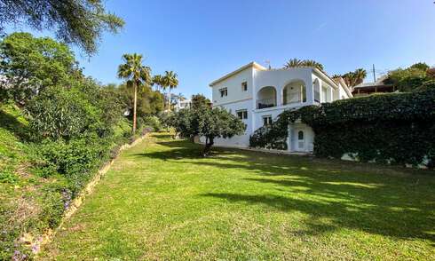 Spaanse villa te koop met grote tuin dicht bij voorzieningen in Oost-Marbella 58910