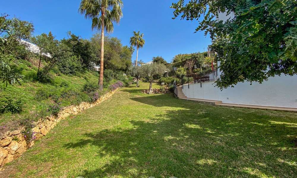 Spaanse villa te koop met grote tuin dicht bij voorzieningen in Oost-Marbella 58912