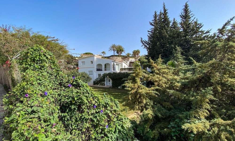 Spaanse villa te koop met grote tuin dicht bij voorzieningen in Oost-Marbella 58913