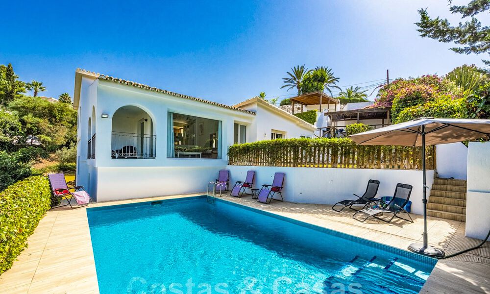 Spaanse villa te koop met grote tuin dicht bij voorzieningen in Oost-Marbella 58920