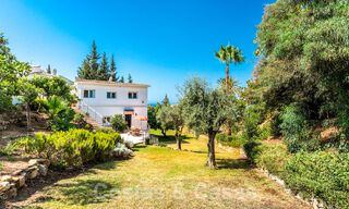 Spaanse villa te koop met grote tuin dicht bij voorzieningen in Oost-Marbella 58927 