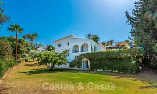Spaanse villa te koop met grote tuin dicht bij voorzieningen in Oost-Marbella 58930 