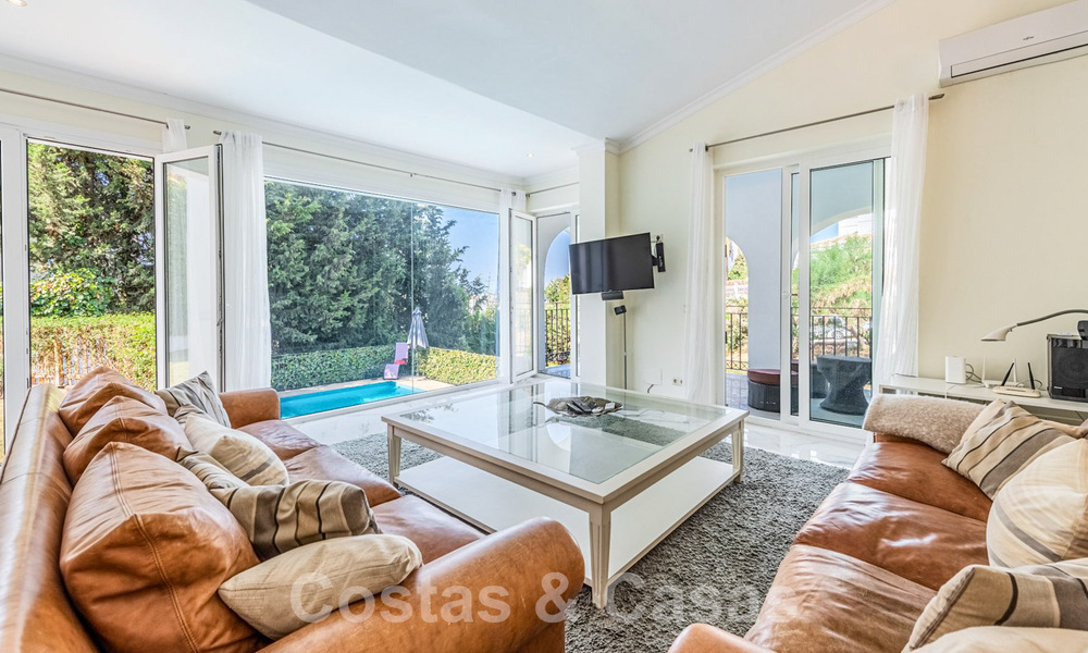 Spaanse villa te koop met grote tuin dicht bij voorzieningen in Oost-Marbella 58937