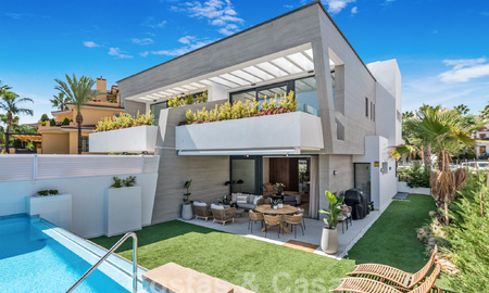 Modernistische, halfvrijstaande villa te koop op een steenworp van het strand nabij Puerto Banus in Marbella 58942