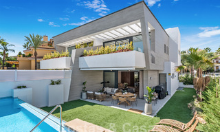 Modernistische, halfvrijstaande villa te koop op een steenworp van het strand nabij Puerto Banus in Marbella 58942 