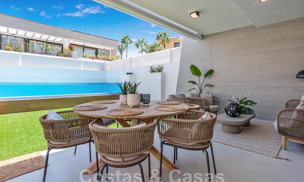 Modernistische, halfvrijstaande villa te koop op een steenworp van het strand nabij Puerto Banus in Marbella 58943