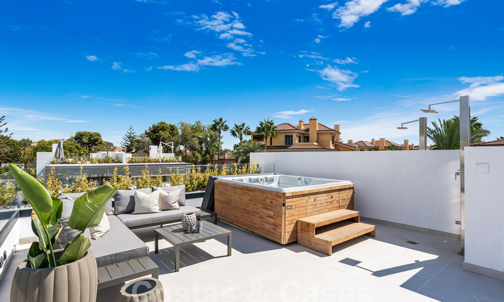 Modernistische, halfvrijstaande villa te koop op een steenworp van het strand nabij Puerto Banus in Marbella 58944
