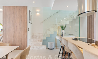 Modernistische, halfvrijstaande villa te koop op een steenworp van het strand nabij Puerto Banus in Marbella 58950 