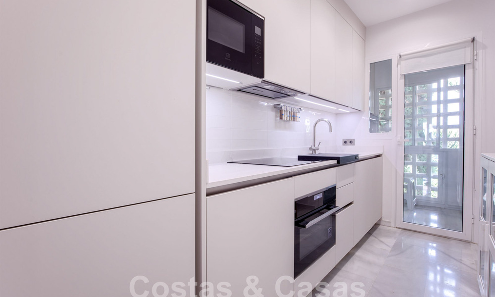 Penthouse te koop met ruim dakterras en 360° uitzicht, op een steenworp van het strand en het centrum van Puerto Banus, Marbella. Verlaagd in prijs om te verkopen! 59038
