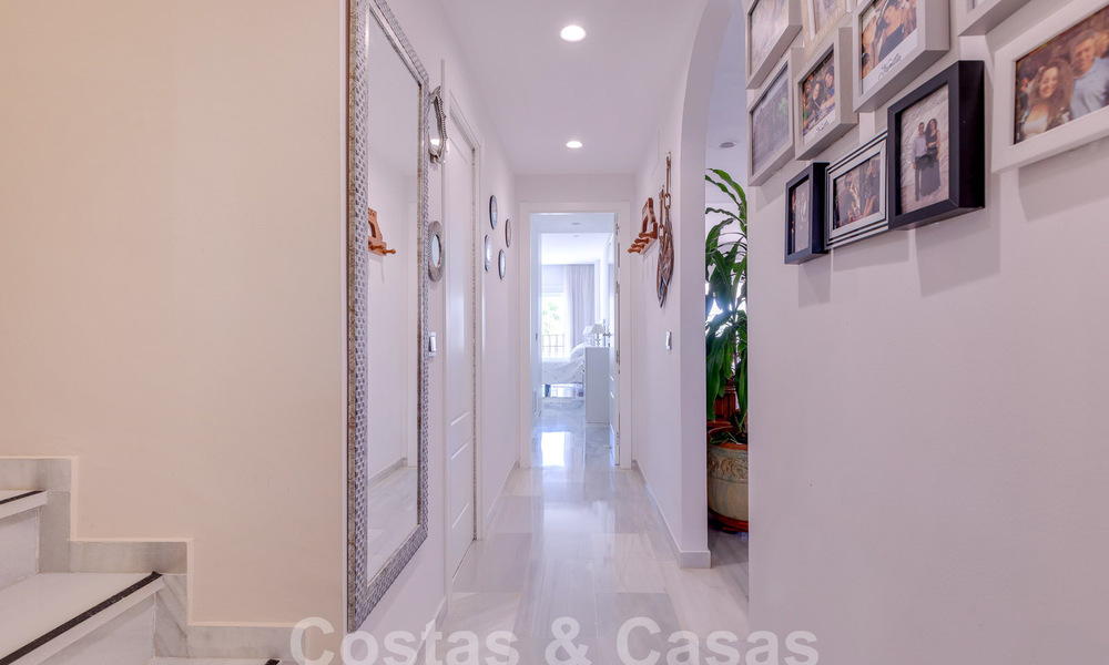 Penthouse te koop met ruim dakterras en 360° uitzicht, op een steenworp van het strand en het centrum van Puerto Banus, Marbella. Verlaagd in prijs om te verkopen! 59040