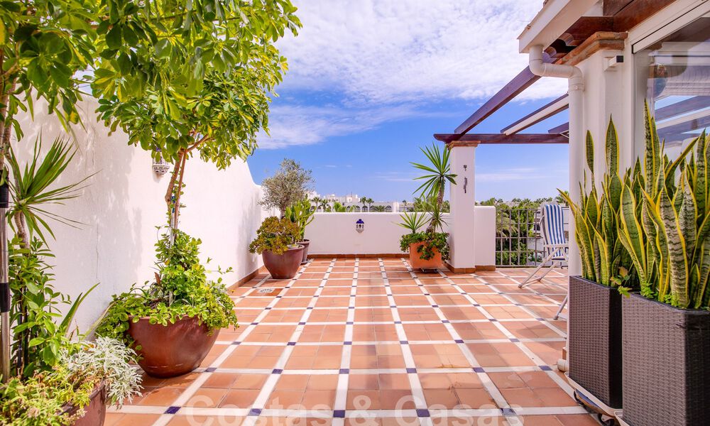 Penthouse te koop met ruim dakterras en 360° uitzicht, op een steenworp van het strand en het centrum van Puerto Banus, Marbella. Verlaagd in prijs om te verkopen! 59041