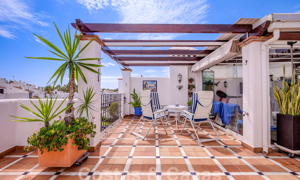 Penthouse te koop met ruim dakterras en 360° uitzicht, op een steenworp van het strand en het centrum van Puerto Banus, Marbella. Verlaagd in prijs om te verkopen! 59042