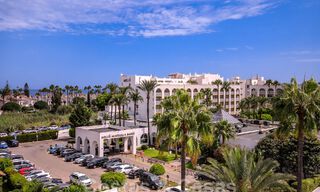 Penthouse te koop met ruim dakterras en 360° uitzicht, op een steenworp van het strand en het centrum van Puerto Banus, Marbella. Verlaagd in prijs om te verkopen! 59043 