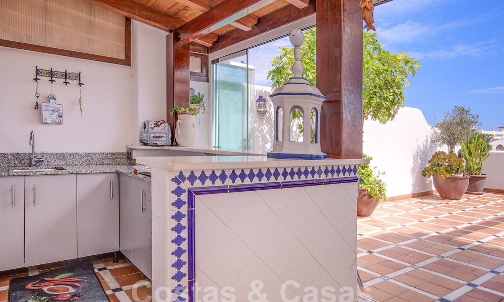 Penthouse te koop met ruim dakterras en 360° uitzicht, op een steenworp van het strand en het centrum van Puerto Banus, Marbella. Verlaagd in prijs om te verkopen! 59048