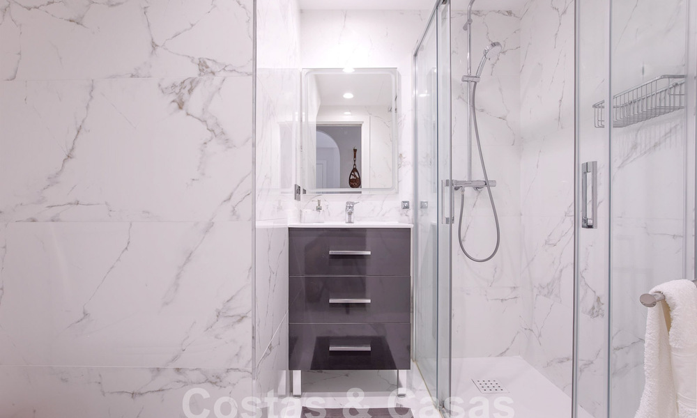 Penthouse te koop met ruim dakterras en 360° uitzicht, op een steenworp van het strand en het centrum van Puerto Banus, Marbella. Verlaagd in prijs om te verkopen! 59049