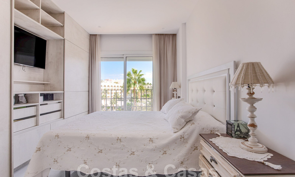 Penthouse te koop met ruim dakterras en 360° uitzicht, op een steenworp van het strand en het centrum van Puerto Banus, Marbella. Verlaagd in prijs om te verkopen! 59050