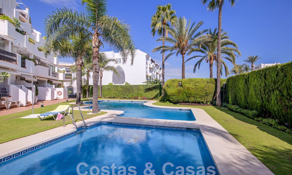 Penthouse te koop met ruim dakterras en 360° uitzicht, op een steenworp van het strand en het centrum van Puerto Banus, Marbella. Verlaagd in prijs om te verkopen! 59052