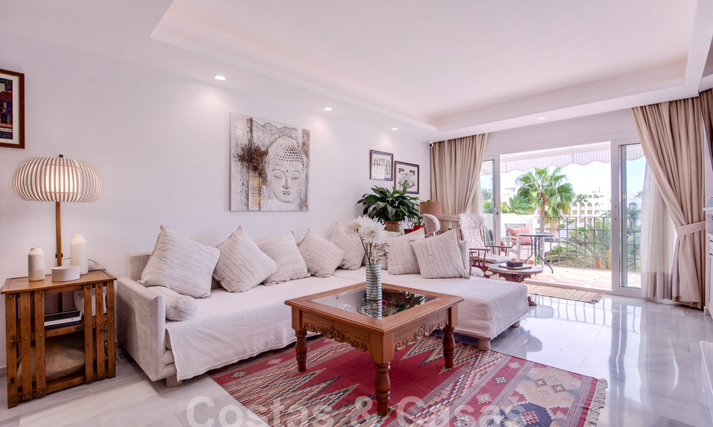 Penthouse te koop met ruim dakterras en 360° uitzicht, op een steenworp van het strand en het centrum van Puerto Banus, Marbella. Verlaagd in prijs om te verkopen! 59053