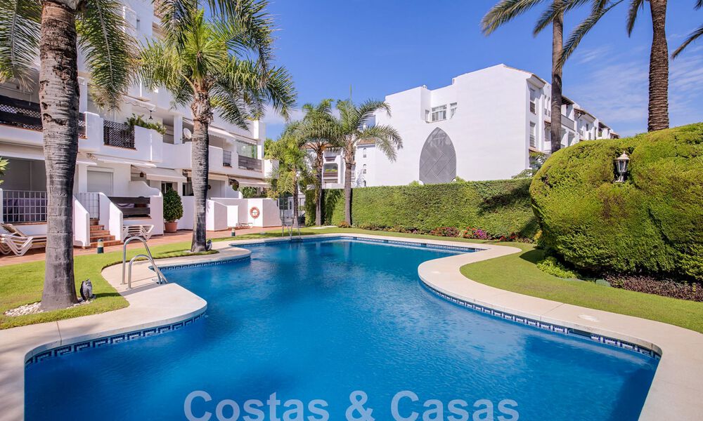 Penthouse te koop met ruim dakterras en 360° uitzicht, op een steenworp van het strand en het centrum van Puerto Banus, Marbella. Verlaagd in prijs om te verkopen! 59058