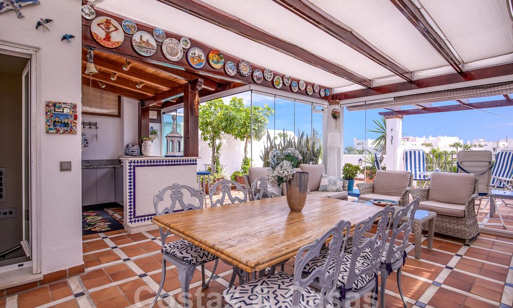 Penthouse te koop met ruim dakterras en 360° uitzicht, op een steenworp van het strand en het centrum van Puerto Banus, Marbella. Verlaagd in prijs om te verkopen! 59060