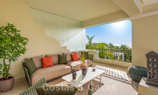 Ruim luxe appartement te koop met panoramisch zeezicht in een gated urbanisatie op de Golden Mile, Marbella 59790 