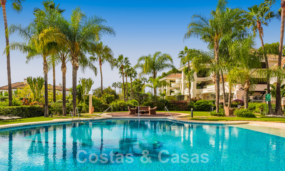 Ruim luxe appartement te koop met panoramisch zeezicht in een gated urbanisatie op de Golden Mile, Marbella 59801