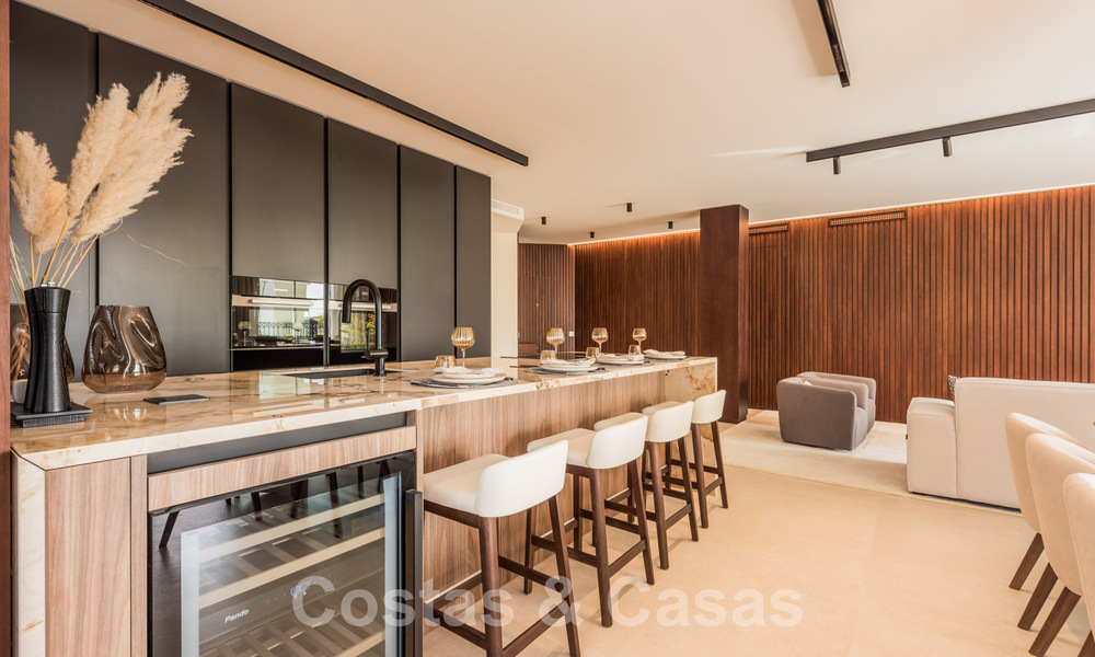 Ruim luxe appartement te koop met panoramisch zeezicht in een gated urbanisatie op de Golden Mile, Marbella 59812