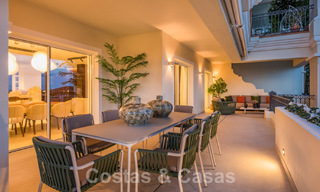 Ruim luxe appartement te koop met panoramisch zeezicht in een gated urbanisatie op de Golden Mile, Marbella 59815 