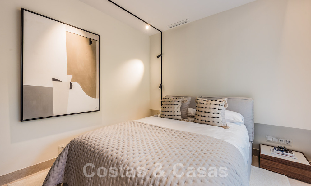 Ruim luxe appartement te koop met panoramisch zeezicht in een gated urbanisatie op de Golden Mile, Marbella 59821