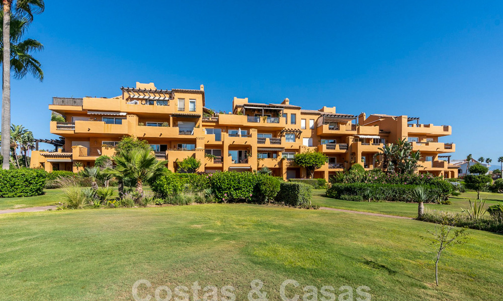 Ruim penthouse te koop in een gated strandcomplex met magnifiek zeezicht in La Duquesa, Costa del Sol 59298